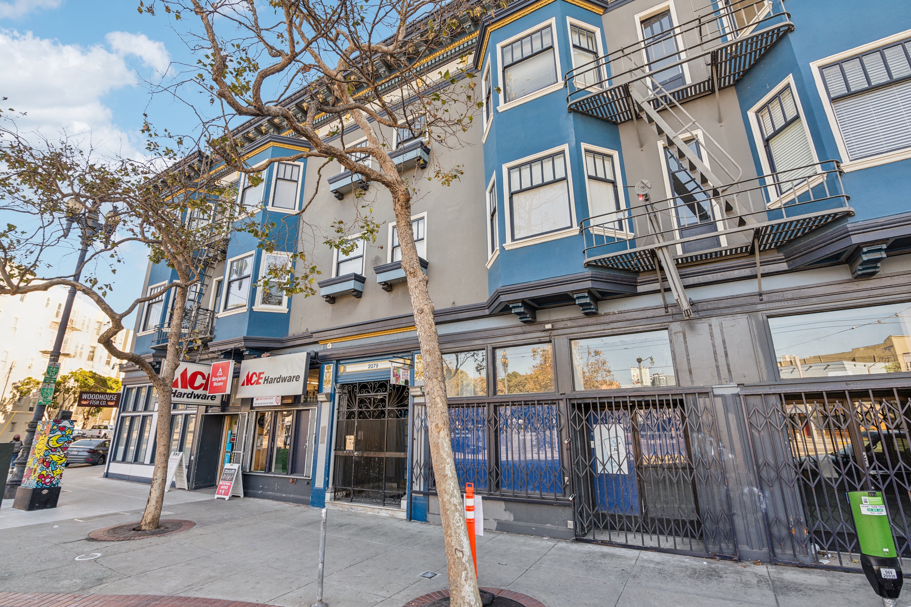 Side exterior view of the apartment building at 2075 Market St, San Francisco, CA 94114, USA